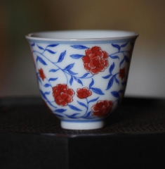 青花釉下红福蔓缠枝杯