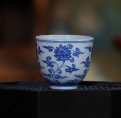 青花福瑞缠枝莲杯